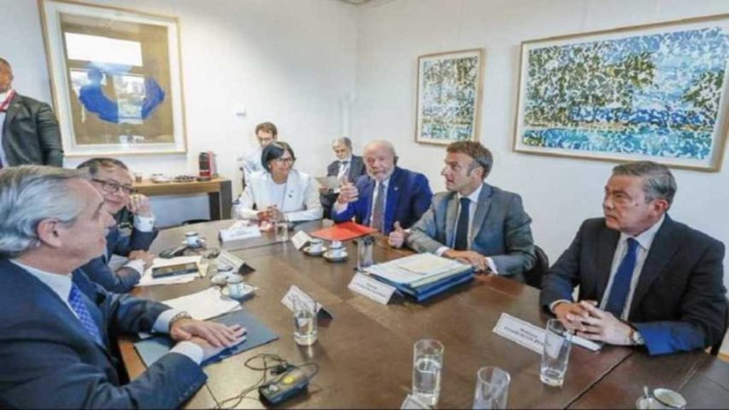 Lula da Silva con representantes del Gobierno y de la oposición venezolana.