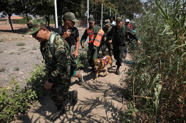 Ejército de Colombia escolta a 2 GNB que buscan refugio.