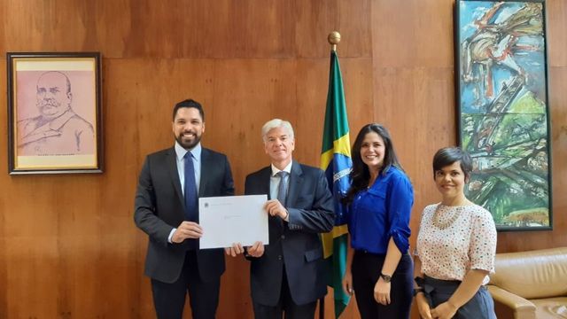 Embajador Fábio Marzano entrega decreto a la Embajada de Venezuela en Brasil.