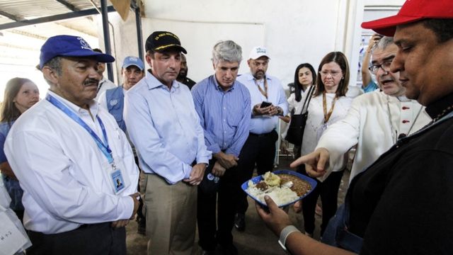 Los ministros visitaron un centro de asistencia al migrante.