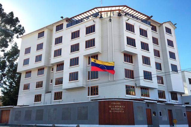 Diplomáticos de Venezuela regresan desde Bolivia