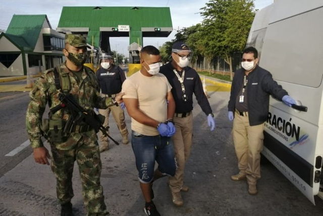 Colombia expulsó a venezolano acusado de espiar unidades militares.