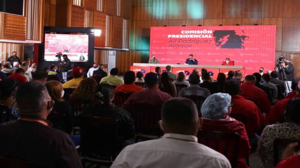 Maduro firmó convención colectiva de trabajadores de Pdvsa
