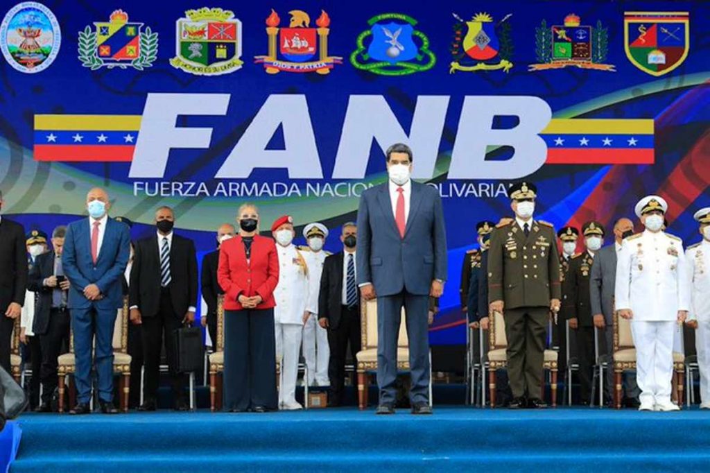 Maduro durante acto de graduación en la Fanb