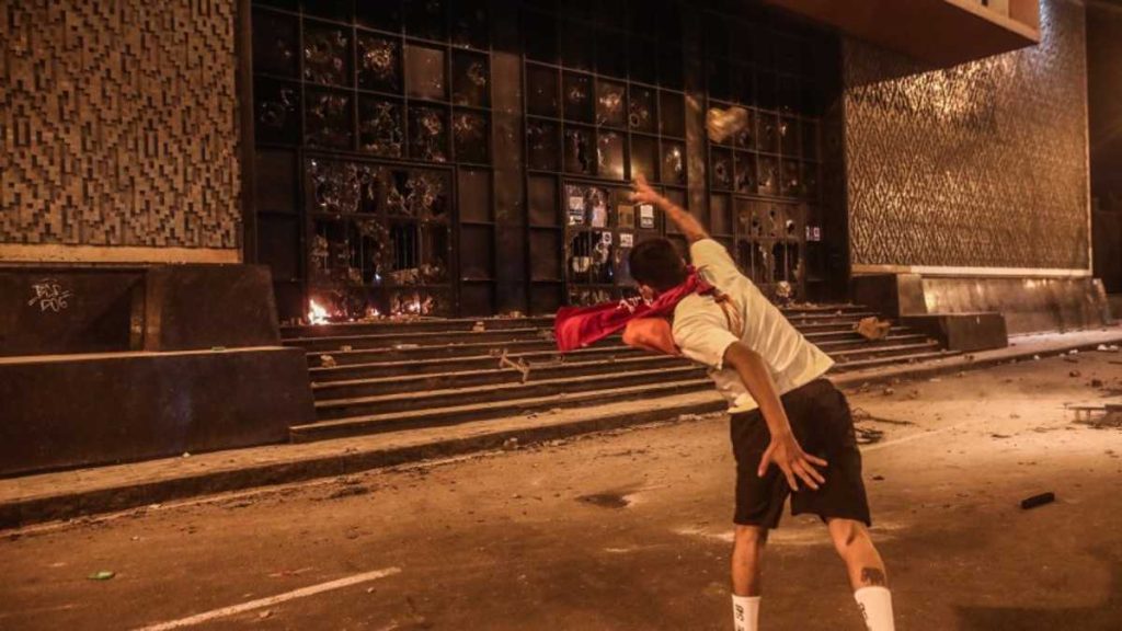 EN PERÚ / Protestas derivan en ataque a sede del Poder Judicial