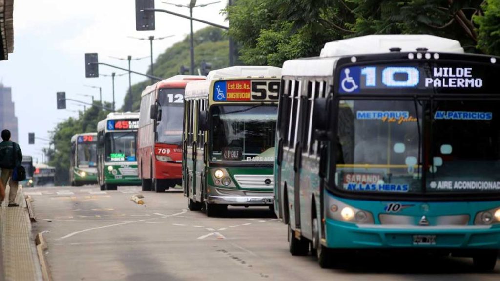 Gobierno argentino anunció aumentos en las tarifas del transporte público