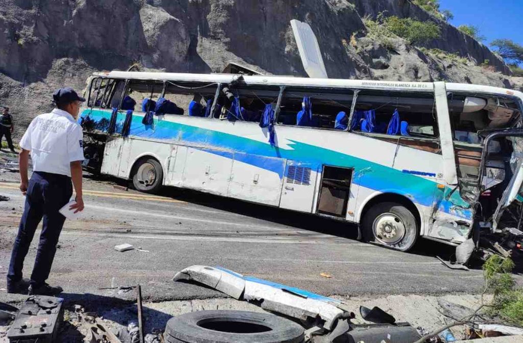 Autobús que transportaba a migrantes venezolanos chocó con un tráiler