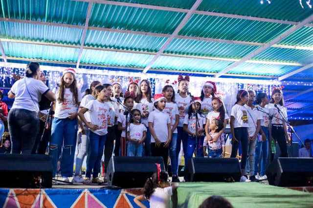 niños cantando navidad en guayabal 