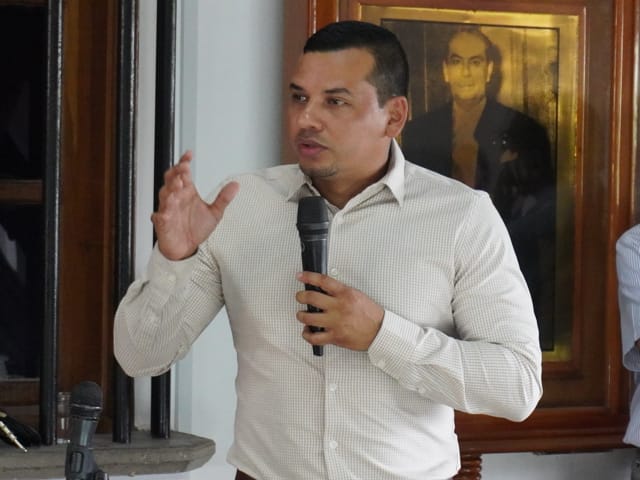 rector unerg césar gómez