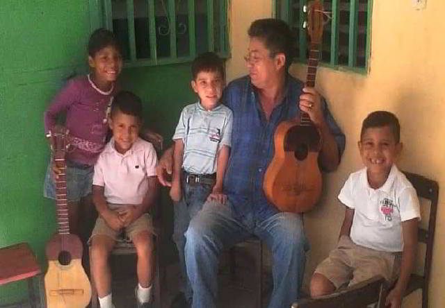 Juan seijas  de los estudiantes de la catedra de Cuatro. escuela de musica juan vicente gutiérrez. guárico