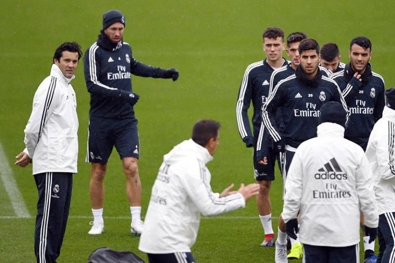 Santiago Solari dirigiendo su primer entrenamiento con el Real Madrid