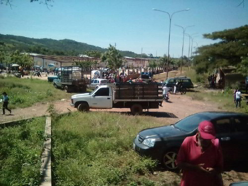 terminal de pasajeros y buhoneros bachaqueros juntos