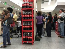 Personas comprando en Caracas