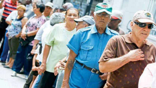 Pagan pensión correspondiente a agosto.