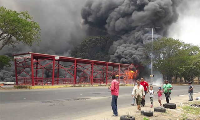  Incendio frente al parque Cachamay