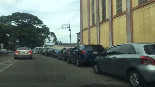 Largas colas en Táchira por suministro de gasolina.