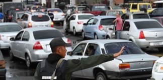 Cola en gasolinera