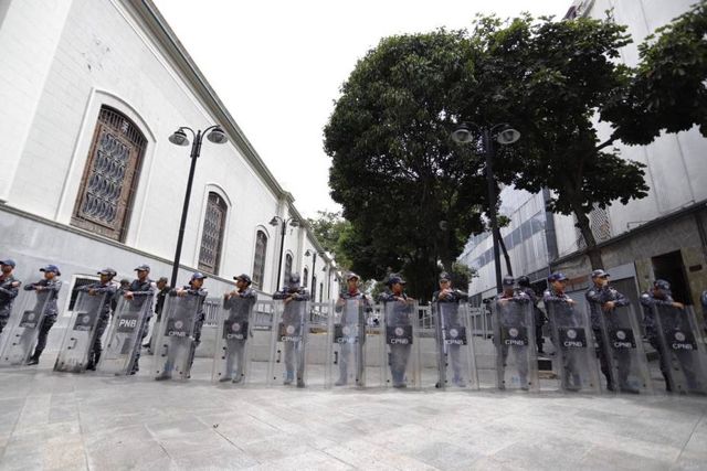 Policías en la Asamblea Nacional