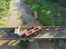 Puentes fronterizos entre Colombia y Venezuela bloqueados por contenedores.