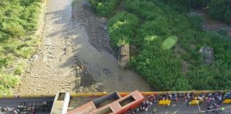 Puentes fronterizos entre Colombia y Venezuela bloqueados por contenedores.