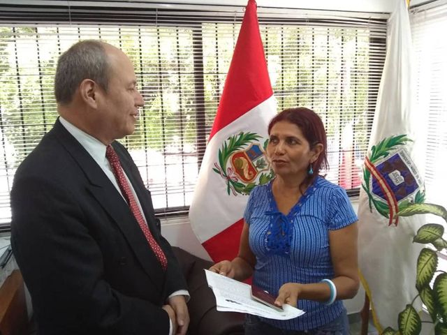 Entrega de Visa humanitaria en Perú