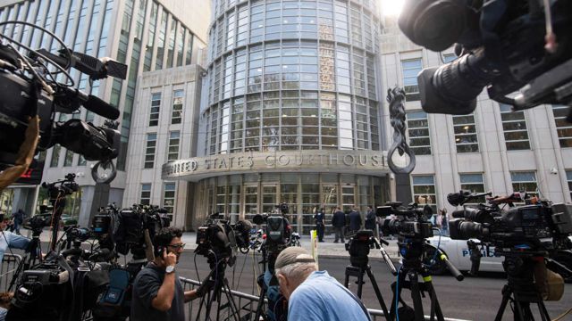 Periodistas esperan frente al tribunal por sentencia del Chapo.