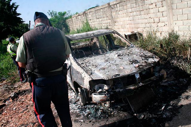 Carro calcinado, con cuatro cadáveres adentro.