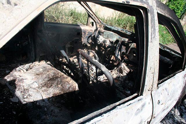 Carro calcinado, con cuatro cadáveres adentro.