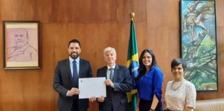 Embajador Fábio Marzano entrega decreto a la Embajada de Venezuela en Brasil.