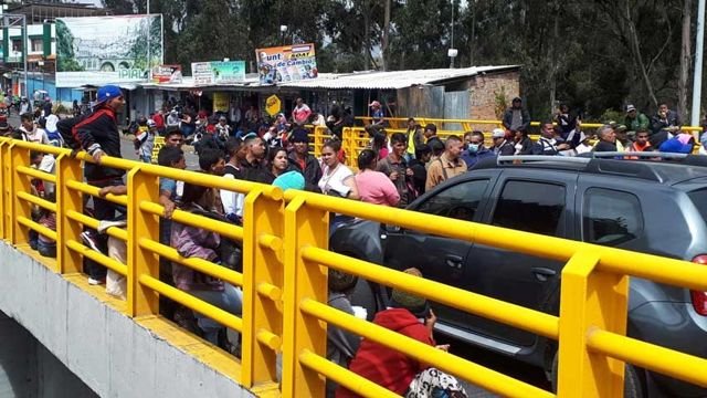 Venezolanos en la frontera de Colombia y Ecuador