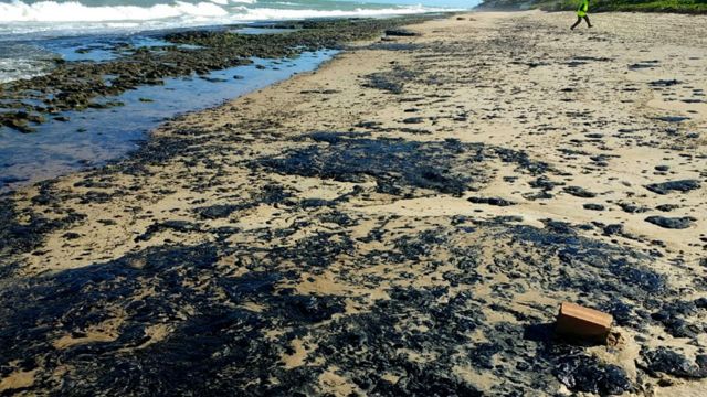 Derrame de petroleo en playas de Brasil.