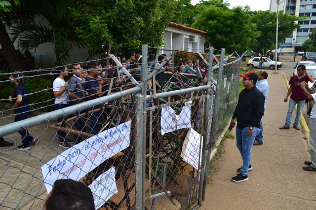 estudiantes de la unerg protestando 