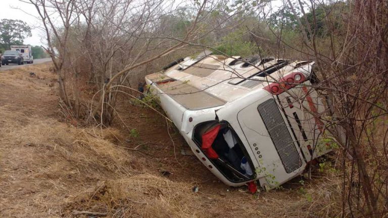 2 MUERTOS Y 16 HERIDOS / <br></img>Se volcó autobús que trasladaba a 63 venezolanos que regresaron al país