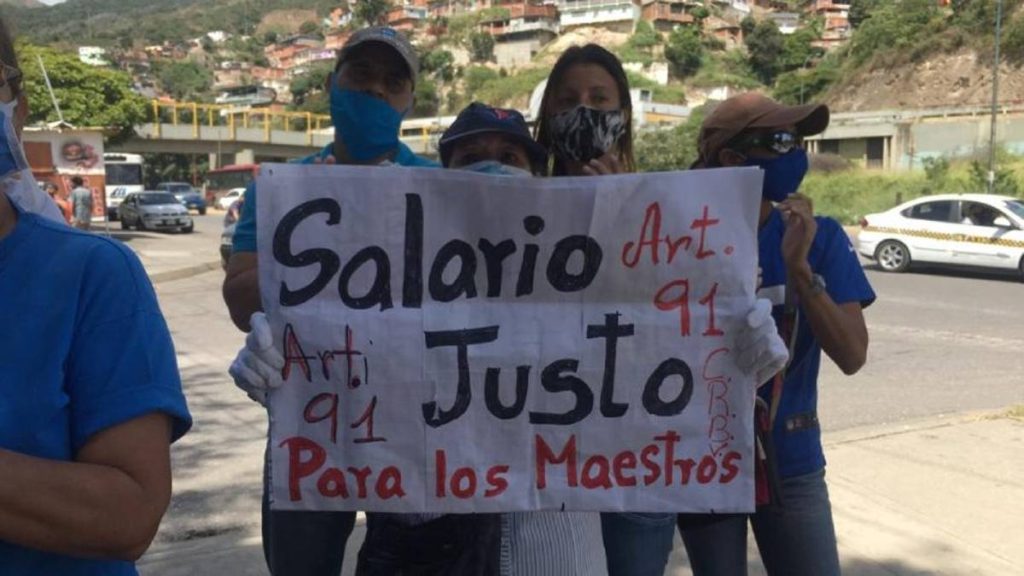 Docentes protestan por un salario justo