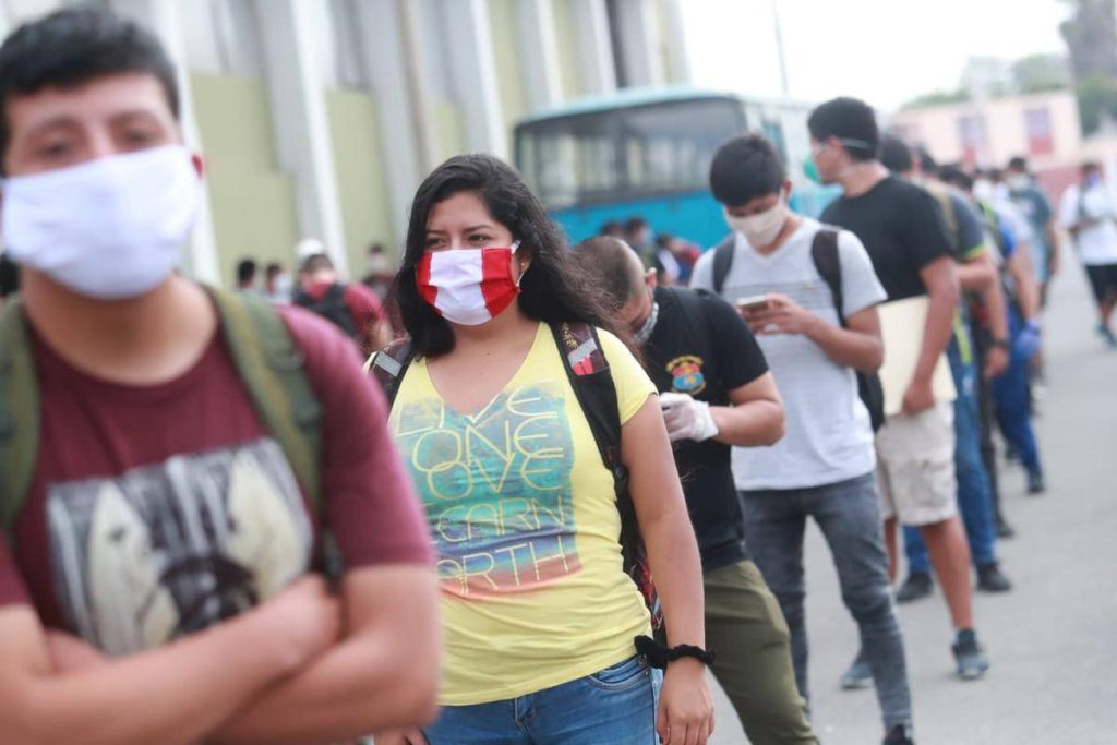 Mascarillas son un "bien público" en Perú