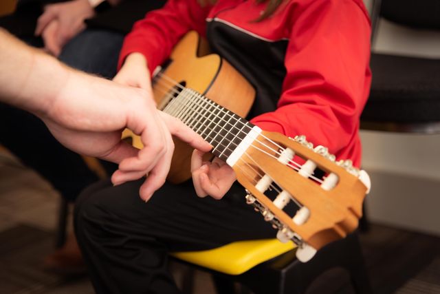 tocar la guitarra