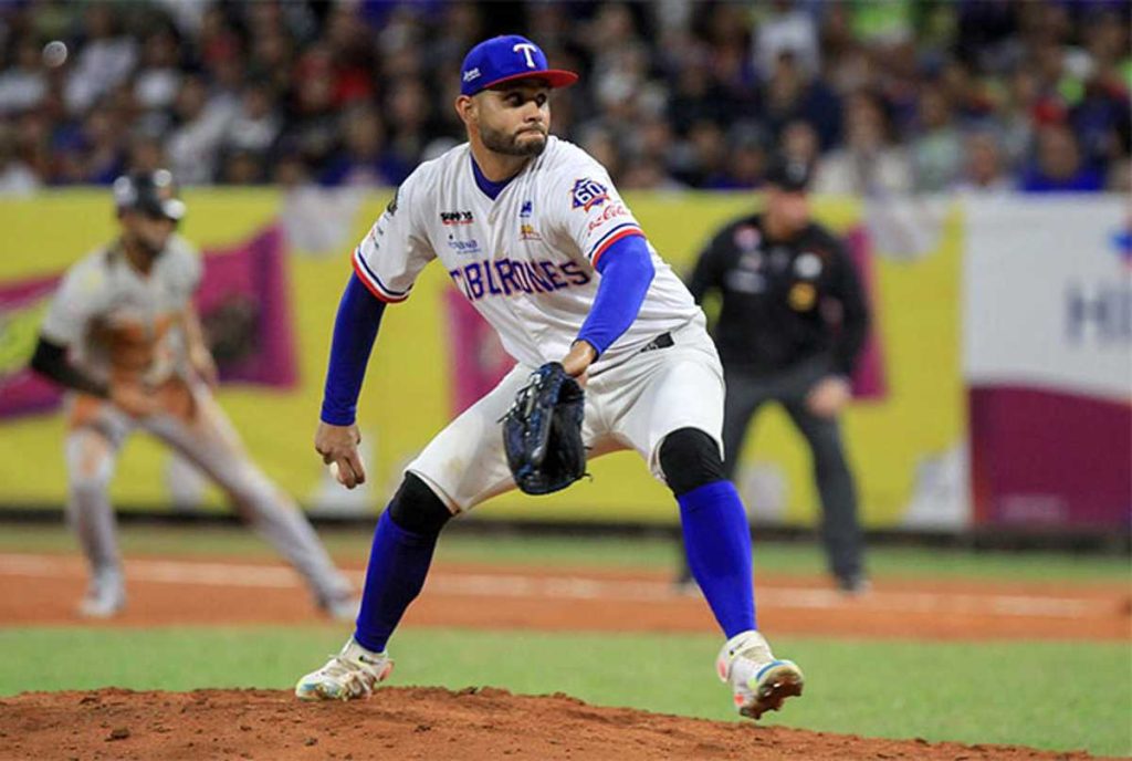 Erick Leal lanzando para Tiburones de La Guaira