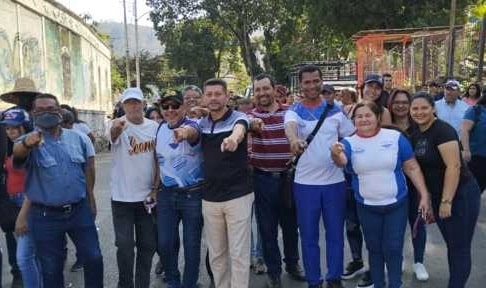 El decano del área de Ciencias Económicas y Sociales de la Unerg, Jorge Linares junto a un equipo de esta casa de estudios se sumó a la manifestación. 